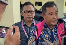Bebaskan Mantan Direktur RSUD Syech Yusuf Kini Irwan Muin Jadi PH Eks Pj Gubernur Sulsel FOTO: Irwan Muin mendampingi eks Pj Gubernur Sulsel Bahtiar Baharuddin saat memberikan keterangan pers kepada media di gedung Kejati Sulsel. (tangkapan layar)