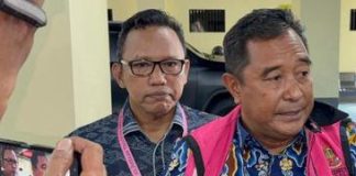 Bebaskan Mantan Direktur RSUD Syech Yusuf Kini Irwan Muin Jadi PH Eks Pj Gubernur Sulsel FOTO: Irwan Muin mendampingi eks Pj Gubernur Sulsel Bahtiar Baharuddin saat memberikan keterangan pers kepada media di gedung Kejati Sulsel. (tangkapan layar)
