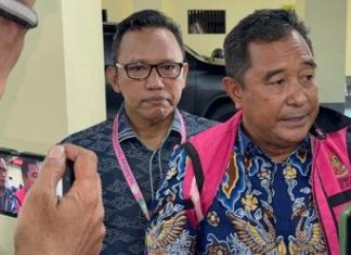 Bebaskan Mantan Direktur RSUD Syech Yusuf Kini Irwan Muin Jadi PH Eks Pj Gubernur Sulsel FOTO: Irwan Muin mendampingi eks Pj Gubernur Sulsel Bahtiar Baharuddin saat memberikan keterangan pers kepada media di gedung Kejati Sulsel. (tangkapan layar)