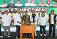 Didampingi Bupati dan Pimpinan DPRD Sulsel, IAS Buka Turnamen Domino SMS Cup I FOTO: Bupati Wajo, H. Andi Rosman, Ilham Arief Sirajuddin dan Supriadi Arif wakil ketua DPRD Sulsel. (Istimewa)