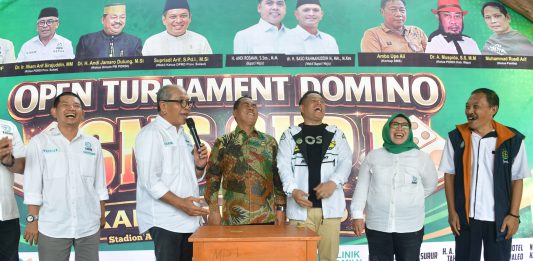 Didampingi Bupati dan Pimpinan DPRD Sulsel, IAS Buka Turnamen Domino SMS Cup I FOTO: Bupati Wajo, H. Andi Rosman, Ilham Arief Sirajuddin dan Supriadi Arif wakil ketua DPRD Sulsel. (Istimewa)