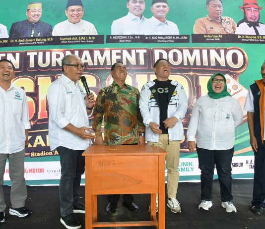 Didampingi Bupati dan Pimpinan DPRD Sulsel, IAS Buka Turnamen Domino SMS Cup I FOTO: Bupati Wajo, H. Andi Rosman, Ilham Arief Sirajuddin dan Supriadi Arif wakil ketua DPRD Sulsel. (Istimewa)