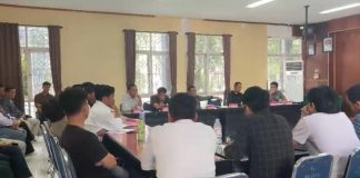 Gedung DPRD Lutra Tercoreng, Aktivis Pengkritik Mafia BBM Dikeroyok Diduga Orang Suruhan SPBU FOTO: Suasana RDP soal Dugaan Mafia BBM di Rang Komisi DPRD Lutra sebelum terjadi keributan, Masamba (11/06)**