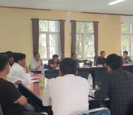 Gedung DPRD Lutra Tercoreng, Aktivis Pengkritik Mafia BBM Dikeroyok Diduga Orang Suruhan SPBU FOTO: Suasana RDP soal Dugaan Mafia BBM di Rang Komisi DPRD Lutra sebelum terjadi keributan, Masamba (11/06)**
