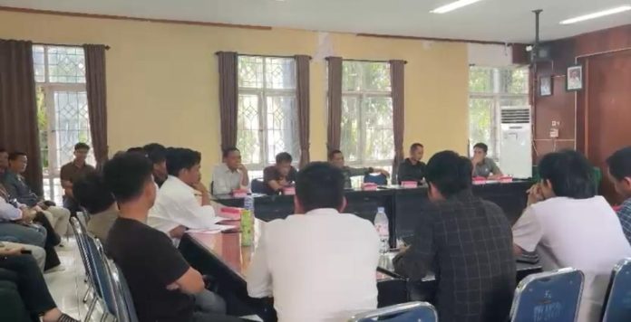 FOTO: Suasana RDP soal Dugaan Mafia BBM di Rang Komisi DPRD Lutra sebelum terjadi keributan, Masamba (11/06)**
