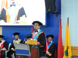 Pengukuhan Empat Guru Besar, Rektor: Unhas Siap Perluas Kontribusi Hingga Tingkat Global FOTO: Rektor Unhas, Prof. Dr. Ir. Jamaluddin Jompa, M.Sc., Ketua, Sekretaris, dan Anggota Majelis Wali Amanat, Senat Akademik, Dewan Profesor,menghadiri Rapat Paripurna Senat Akademik terbatas dalam rangka upacara Pengukuhan dan Penerimaan Anggota Dewan Profesor terhadap empat guru besar. Senin (11/05).