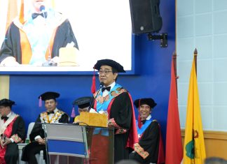 Pengukuhan Empat Guru Besar, Rektor: Unhas Siap Perluas Kontribusi Hingga Tingkat Global FOTO: Rektor Unhas, Prof. Dr. Ir. Jamaluddin Jompa, M.Sc., Ketua, Sekretaris, dan Anggota Majelis Wali Amanat, Senat Akademik, Dewan Profesor,menghadiri Rapat Paripurna Senat Akademik terbatas dalam rangka upacara Pengukuhan dan Penerimaan Anggota Dewan Profesor terhadap empat guru besar. Senin (11/05).