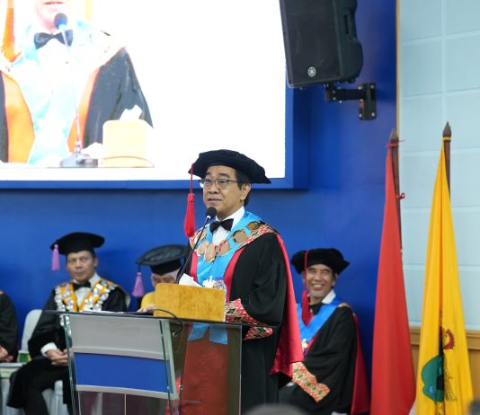 Pengukuhan Empat Guru Besar, Rektor: Unhas Siap Perluas Kontribusi Hingga Tingkat Global FOTO: Rektor Unhas, Prof. Dr. Ir. Jamaluddin Jompa, M.Sc., Ketua, Sekretaris, dan Anggota Majelis Wali Amanat, Senat Akademik, Dewan Profesor,menghadiri Rapat Paripurna Senat Akademik terbatas dalam rangka upacara Pengukuhan dan Penerimaan Anggota Dewan Profesor terhadap empat guru besar. Senin (11/05).