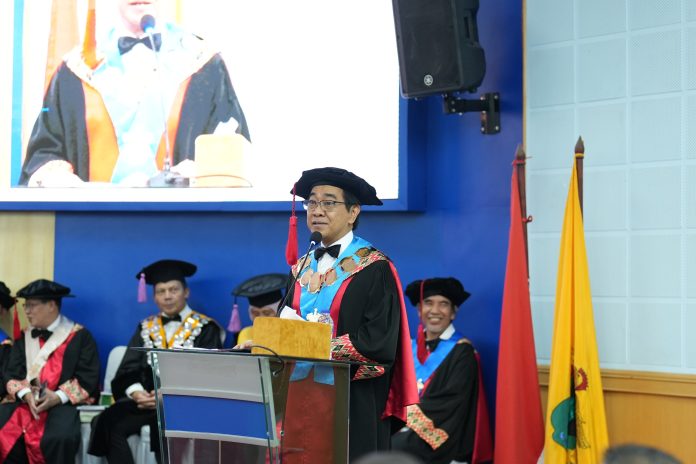 FOTO: Rektor Unhas, Prof. Dr. Ir. Jamaluddin Jompa, M.Sc., Ketua, Sekretaris, dan Anggota Majelis Wali Amanat, Senat Akademik, Dewan Profesor,menghadiri Rapat Paripurna Senat Akademik terbatas dalam rangka upacara Pengukuhan dan Penerimaan Anggota Dewan Profesor terhadap empat guru besar. Senin (11/05).