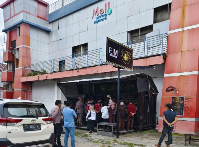 FOTO: Pihak Pengadilan Negeri Pinrang melaksanakan kegiatan constatering atau pencocokan objek sengketa Mall Pinrang Sejahtera pada 6 Mei 2026 lalu. (Istimewa)