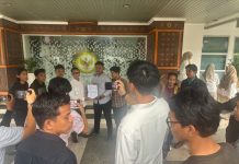 BPK Sulsel Apresiasi Langkah HMPLT Kawal Transparansi APBD Luwu Timur FOTO: Himpunan Mahasiswa Penyelamat Luwu Timur (HMPLT) kembali menggelar aksi demonstrasi lanjutan di Kota Makassar dengan menyasar Kantor Badan Pemeriksa Keuangan (BPK) RI Perwakilan Sulawesi Selatan, Jalan AP Pettarani, Selasa (12/5/2026).