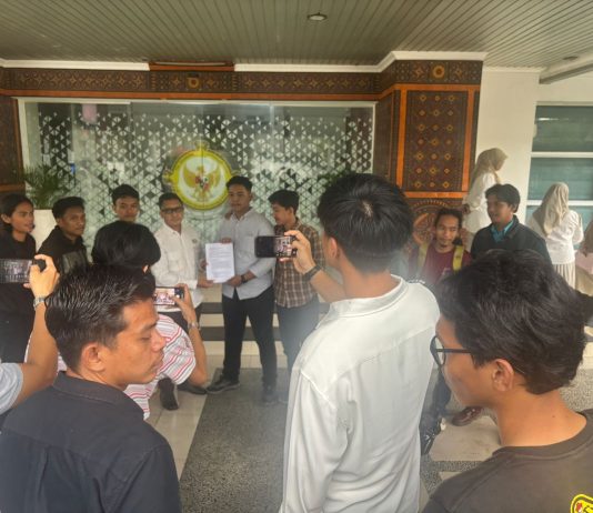 BPK Sulsel Apresiasi Langkah HMPLT Kawal Transparansi APBD Luwu Timur FOTO: Himpunan Mahasiswa Penyelamat Luwu Timur (HMPLT) kembali menggelar aksi demonstrasi lanjutan di Kota Makassar dengan menyasar Kantor Badan Pemeriksa Keuangan (BPK) RI Perwakilan Sulawesi Selatan, Jalan AP Pettarani, Selasa (12/5/2026).