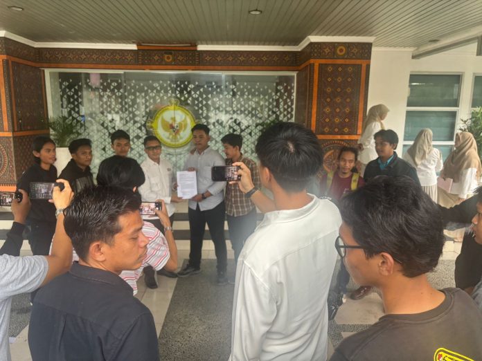 FOTO: Himpunan Mahasiswa Penyelamat Luwu Timur (HMPLT) kembali menggelar aksi demonstrasi lanjutan di Kota Makassar dengan menyasar Kantor Badan Pemeriksa Keuangan (BPK) RI Perwakilan Sulawesi Selatan, Jalan AP Pettarani, Selasa (12/5/2026).