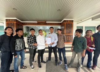 Aksi HMPLT di BPK Sulsel Tuntut Transparansi Audit Keuangan Daerah Luwu Timur FOTO: Himpunan Mahasiswa Penyelamat Luwu Timur (HMPLT) kembali menggelar aksi demonstrasi lanjutan di Kota Makassar dengan menyasar Kantor Badan Pemeriksa Keuangan (BPK) RI Perwakilan Sulawesi Selatan, Jalan AP Pettarani, Selasa (12/5/2026).