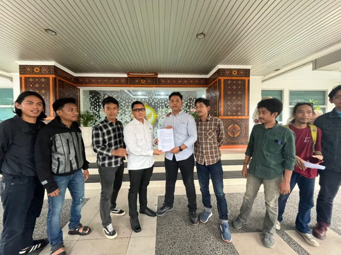 FOTO: Himpunan Mahasiswa Penyelamat Luwu Timur (HMPLT) kembali menggelar aksi demonstrasi lanjutan di Kota Makassar dengan menyasar Kantor Badan Pemeriksa Keuangan (BPK) RI Perwakilan Sulawesi Selatan, Jalan AP Pettarani, Selasa (12/5/2026).