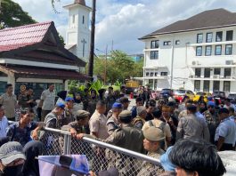 Gerudug Balaikota Makassar, Warga Tamalanrea Tolak Lokasi PSEL FOTO: Gerakan Rakyat Menolak Lokasi Pembangunan (GERAM) PLTSa mendatangi kantor Balaikota Makassar. Rabu (13/5). (Istimewa).