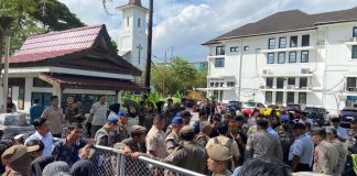 Gerudug Balaikota Makassar, Warga Tamalanrea Tolak Lokasi PSEL FOTO: Gerakan Rakyat Menolak Lokasi Pembangunan (GERAM) PLTSa mendatangi kantor Balaikota Makassar. Rabu (13/5). (Istimewa).