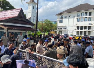 Gerudug Balaikota Makassar, Warga Tamalanrea Tolak Lokasi PSEL FOTO: Gerakan Rakyat Menolak Lokasi Pembangunan (GERAM) PLTSa mendatangi kantor Balaikota Makassar. Rabu (13/5). (Istimewa).