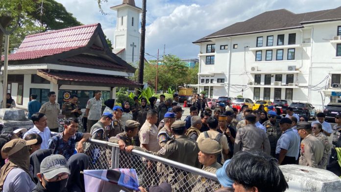 FOTO: Gerakan Rakyat Menolak Lokasi Pembangunan (GERAM) PLTSa mendatangi kantor Balaikota Makassar. Rabu (13/5). (Istimewa). FOTO: Gerakan Rakyat Menolak Lokasi Pembangunan (GERAM) PLTSa mendatangi kantor Balaikota Makassar. Rabu (13/5). (Istimewa).