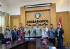 PW KAMMI Sulsel Audiensi dan Serahkan Dokumen Legalitas Organisasi ke Kesbangpol Sulsel FOTO: Pengurus Wilayah Kesatuan Aksi Mahasiswa Muslim Indonesia (PW KAMMI) Sulawesi Selatan melaksanakan audiensi sekaligus penyerahan laporan keberadaan organisasi kepada Badan Kesatuan Bangsa dan Politik Sulawesi Selatan