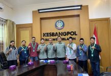 PW KAMMI Sulsel Audiensi dan Serahkan Dokumen Legalitas Organisasi ke Kesbangpol Sulsel FOTO: Pengurus Wilayah Kesatuan Aksi Mahasiswa Muslim Indonesia (PW KAMMI) Sulawesi Selatan melaksanakan audiensi sekaligus penyerahan laporan keberadaan organisasi kepada Badan Kesatuan Bangsa dan Politik Sulawesi Selatan