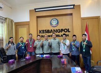 PW KAMMI Sulsel Audiensi dan Serahkan Dokumen Legalitas Organisasi ke Kesbangpol Sulsel FOTO: Pengurus Wilayah Kesatuan Aksi Mahasiswa Muslim Indonesia (PW KAMMI) Sulawesi Selatan melaksanakan audiensi sekaligus penyerahan laporan keberadaan organisasi kepada Badan Kesatuan Bangsa dan Politik Sulawesi Selatan