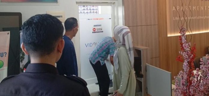 FOTO: Keributan sempat terjadi di ruang building manajemen lantai 1 apartemen vida view, Panakukang. Rabu (13/5). (Istimewa)