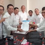 Dikawal Para Pendukung, Suwardi Thahir Resmi Kembalikan Formulir Calon Ketua PWI Sulsel FOTO: Suwardi Thahir resmi mendaftar sebagai kontestan pada pemilihan Ketua PWI Sulsel masa bakti 2026-2031.
