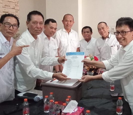 Dikawal Para Pendukung, Suwardi Thahir Resmi Kembalikan Formulir Calon Ketua PWI Sulsel FOTO: Suwardi Thahir resmi mendaftar sebagai kontestan pada pemilihan Ketua PWI Sulsel masa bakti 2026-2031.