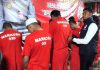 JAN Sulsel Apresiasi Kasat Resnarkoba Polres Gowa dalam Upaya Pemberantasan Peredaran Narkotika FOTO: Kasat Narkoba Polres Gowa Iptu Firman (kanan) menanyai tersangka pengedar narkoba saat rilis pengungkapan kasus narkoba Operasi Antik Lipu 2025 di Mapolres Gowa, Sulawesi Selatan, Senin (30/6/2025) malam. (Dok. ANTARA/Darwin Fatir)