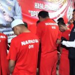 JAN Sulsel Apresiasi Kasat Resnarkoba Polres Gowa dalam Upaya Pemberantasan Peredaran Narkotika FOTO: Kasat Narkoba Polres Gowa Iptu Firman (kanan) menanyai tersangka pengedar narkoba saat rilis pengungkapan kasus narkoba Operasi Antik Lipu 2025 di Mapolres Gowa, Sulawesi Selatan, Senin (30/6/2025) malam. (Dok. ANTARA/Darwin Fatir)