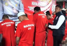 JAN Sulsel Apresiasi Kasat Resnarkoba Polres Gowa dalam Upaya Pemberantasan Peredaran Narkotika FOTO: Kasat Narkoba Polres Gowa Iptu Firman (kanan) menanyai tersangka pengedar narkoba saat rilis pengungkapan kasus narkoba Operasi Antik Lipu 2025 di Mapolres Gowa, Sulawesi Selatan, Senin (30/6/2025) malam. (Dok. ANTARA/Darwin Fatir)