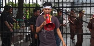 PPM Soroti Mundurnya Sejumlah Pengurus sebagai Alarm Tata Kelola Dana Hibah FOTO: Perhimpunan Pergerakan Mahasiswa (PPM) saat menggelar aksi unjuk rasa di gedung Kejati Sulsel.