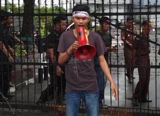PPM Soroti Mundurnya Sejumlah Pengurus sebagai Alarm Tata Kelola Dana Hibah FOTO: Perhimpunan Pergerakan Mahasiswa (PPM) saat menggelar aksi unjuk rasa di gedung Kejati Sulsel.