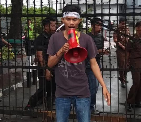 PPM Soroti Mundurnya Sejumlah Pengurus sebagai Alarm Tata Kelola Dana Hibah FOTO: Perhimpunan Pergerakan Mahasiswa (PPM) saat menggelar aksi unjuk rasa di gedung Kejati Sulsel.