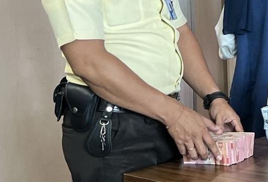 Kasus Bibit Nanas, Tersangka RM Kembali Uang Kerugian Negara Rp4,3 Miliar Lebih FOTO: Satpam salah satu bank pemerintah saat mengamankan uang kerugian negara dalam perkara dugaan Tindak Pidana Korupsi (Tipikor), Pengadaan Bibit Nanas pada Dinas Tanaman Pangan, Hortikultura dan Perkebunan Provinsi Sulawesi Selatan Tahun Anggaran 2024. (Dok. Kejati Sulsel)