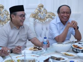 Pernah di Demokrat, Musda Golkar ke X: Supriansa dapat Surat Rekomendasi DPP Jadi Calon Tunggal Ketua DPD Golkar Sulsel FOTO: Politisi senior partai golkar Sulawesi Selatan (Sulsel), Supriansa duduk satu meja dengan Ketua Plt DPD I Golkar Sulsel, Muhidin M.Said. (istimewa)