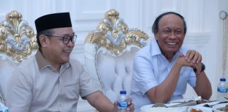Pernah di Demokrat, Musda Golkar ke X: Supriansa dapat Surat Rekomendasi DPP Jadi Calon Tunggal Ketua DPD Golkar Sulsel FOTO: Politisi senior partai golkar Sulawesi Selatan (Sulsel), Supriansa duduk satu meja dengan Ketua Plt DPD I Golkar Sulsel, Muhidin M.Said. (istimewa)