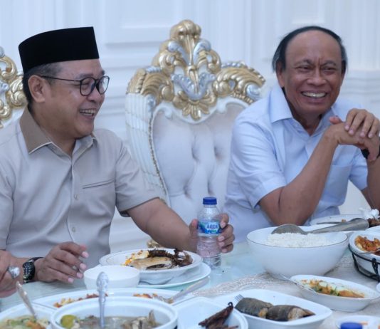 Pernah di Demokrat, Musda Golkar ke X: Supriansa dapat Surat Rekomendasi DPP Jadi Calon Tunggal Ketua DPD Golkar Sulsel FOTO: Politisi senior partai golkar Sulawesi Selatan (Sulsel), Supriansa duduk satu meja dengan Ketua Plt DPD I Golkar Sulsel, Muhidin M.Said. (istimewa)