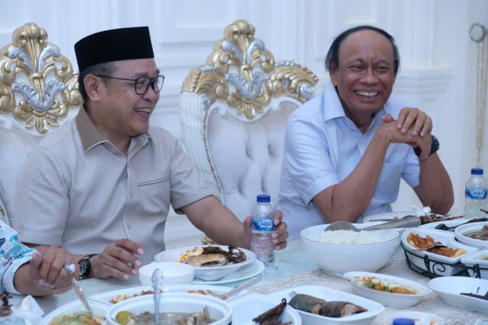FOTO: Politisi senior partai golkar Sulawesi Selatan (Sulsel), Supriansa duduk satu meja dengan Ketua Plt DPD I Golkar Sulsel, Muhidin M.Said. (istimewa) FOTO: Politisi senior partai golkar Sulawesi Selatan (Sulsel), Supriansa duduk satu meja dengan Ketua Plt DPD I Golkar Sulsel, Muhidin M.Said. (istimewa)