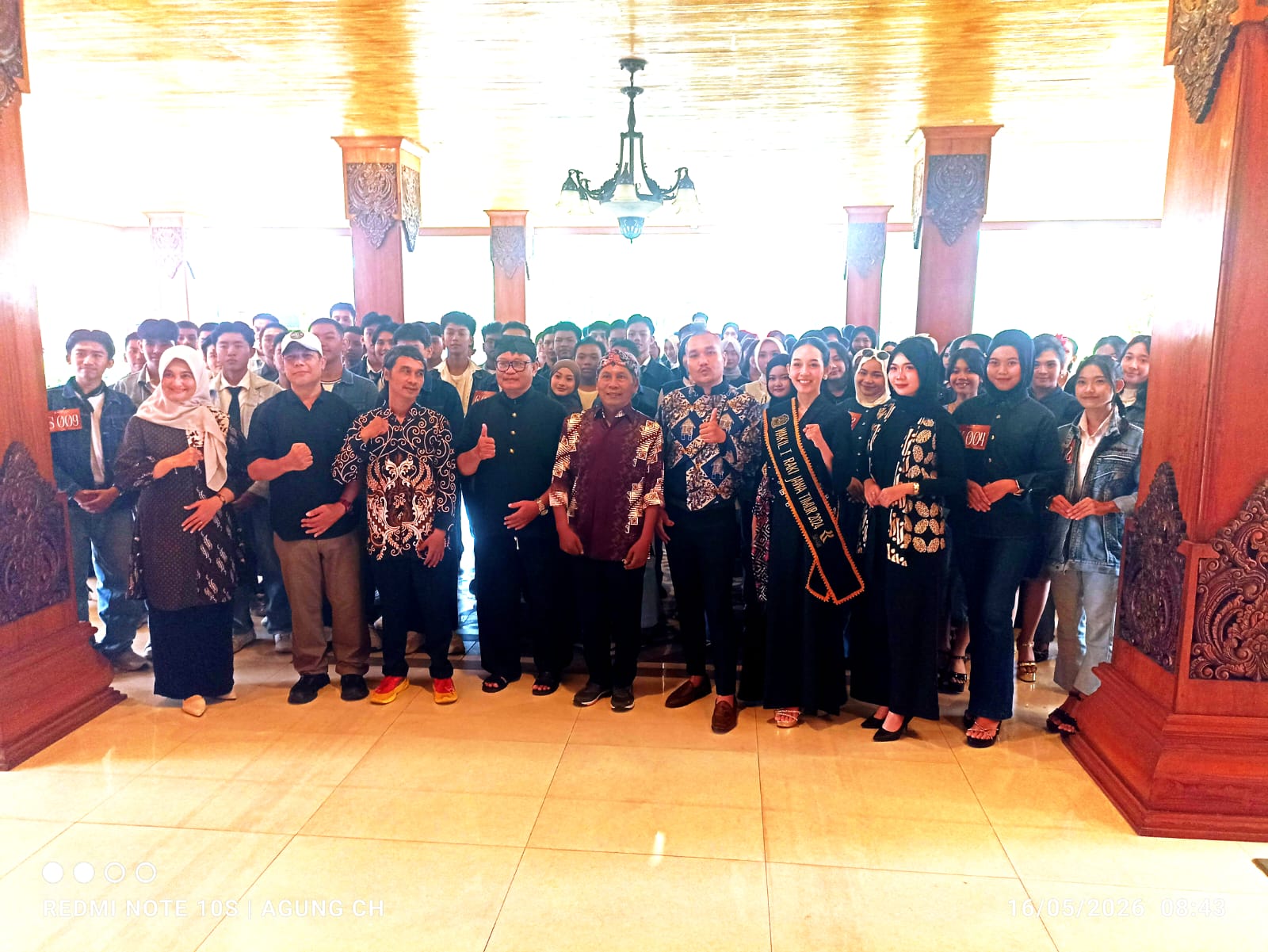 Para peserta bersama juri Seleksi Umum Pemilihan Gus Yuk Kota Mojokerto 2026 berkumpul di Pendopo Sabha Mandala Tama (foto: Agung Ch)