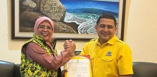 Dari Konsolidasi Internal Golkar Sulsel, Jubir K21: Usulkan Appi Calon Ketua DPD I, Muhidin: Ketum Maunya Aklamasi FOTO: Ketua DPD II Golkar Maros, Suhartina Bohari saat memberikan dukungan ke Munafri Arifuddin sebagai calon Ketua DPD I Golkar Sulsel. (Dok via google)