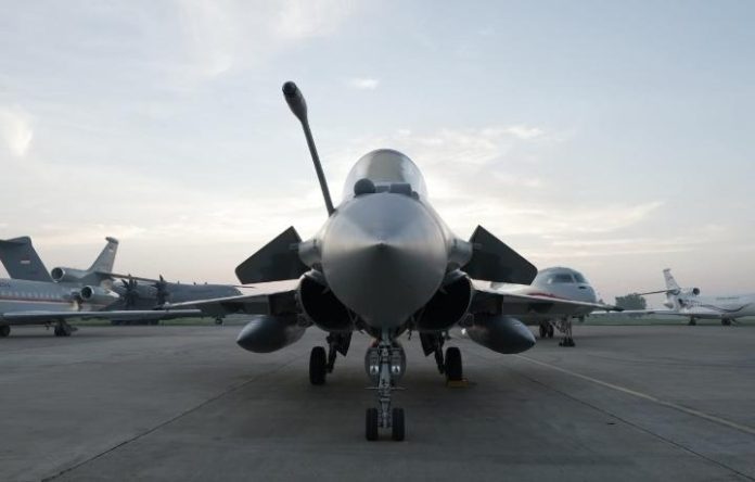 FOTO: Presiden Prabowo Subianto menyerahkan alat utama sistem persenjataan (alutsista) pesawat tempur Dassault Rafale yang diserahkan ke TNI AU pada Senin, 18 Mei 2026, di Pangkalan Udara Halim Perdanakusuma, Jakarta, (Seskab)