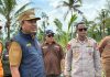 Wujudkan Program Ketahanan Pangan Presiden, Komandan Batalyon D Pelopor Brimob Polda Sulsel Dampingi Bupati Lutra Tanam Perdana CSR FOTO: Bupati Luwu Utara, Andi Abdullah Rahim didampingi Komandan Batalyon D Pelopor Brimob Polda Sulsel, Kompol Laode Rusli, melaksanakan kegiatan tanam perdana di lahan Cetak Sawah Rakyat (CSR) berlangsung di Desa Pombakka, Kecamatan Malangke Barat, Kabupaten Luwu Utara, Sulawesi Selatan (Sulsel). Selasa, 19 Mei 2026. (Istimewa)