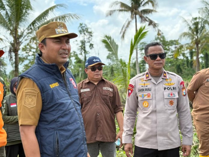 FOTO: Bupati Luwu Utara, Andi Abdullah Rahim didampingi Komandan Batalyon D Pelopor Brimob Polda Sulsel, Kompol Laode Rusli, melaksanakan kegiatan tanam perdana di lahan Cetak Sawah Rakyat (CSR) berlangsung di Desa Pombakka, Kecamatan Malangke Barat, Kabupaten Luwu Utara, Sulawesi Selatan (Sulsel). Selasa, 19 Mei 2026. (Istimewa) FOTO: Bupati Luwu Utara, Andi Abdullah Rahim didampingi Komandan Batalyon D Pelopor Brimob Polda Sulsel, Kompol Laode Rusli, melaksanakan kegiatan tanam perdana di lahan Cetak Sawah Rakyat (CSR) berlangsung di Desa Pombakka, Kecamatan Malangke Barat, Kabupaten Luwu Utara, Sulawesi Selatan (Sulsel). Selasa, 19 Mei 2026. (Istimewa)