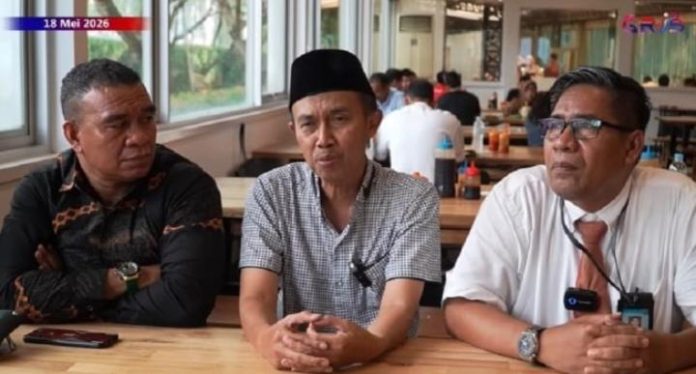 FOTO: Ahmad Bahar (Tengah) penulis buku sekaligus tiktokker, 'Gibran The Next President', [Youtube]