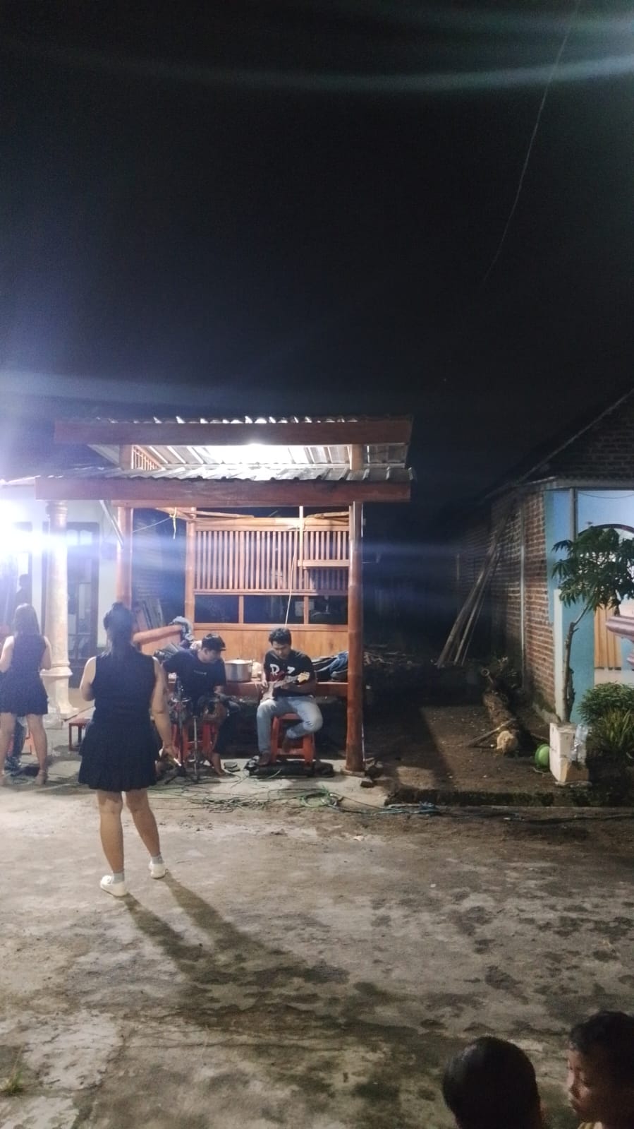 Suasana Peresmian Poskamling di Dusun Mlaten, RT:2/RW:1, Desa Mlaten, Kecamatan Puri, Kabupaten Mojokert Sebelum terjadi Kericuhan (Foto: ist)