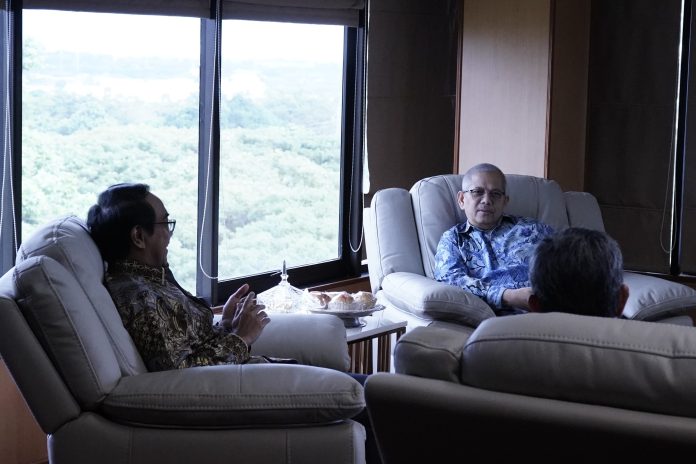 FOTO: Rektor Universitas Hasanuddin, Prof. Dr. Ir. Jamaluddin Jompa, M.Sc. saat menerima Duta Besar Indonesia untuk Inggris Raya, Irlandia, dan Organisasi Maritim Internasional (2016–2020), Dr. Rizal Sukma. (Humas Unhas)