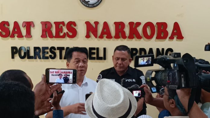 FOTO: Satuan Reserse Narkoba (Sat Res Narkoba) Polresta Deli Serdang bersama Unit Reskrim Polsek Tanjung Morawa berhasil mengungkap kasus dugaan tindak pidana narkotika jenis ganja di Gang Amal, Dusun I, Desa Dalu X A, Kecamatan Tanjung Morawa, Kabupaten Deli Serdang, Minggu (17/5/2026).