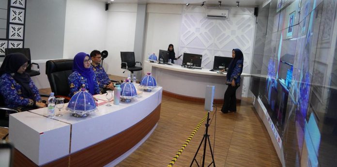FOTO: Bupati Husniah Talenrang yang secara terbuka memaparkan dinamika politik yang terjadi di Kabupaten Gowa dalam forum rembuk Otonomi Daerah bersama Kementerian Dalam Negeri Republik Indonesia. (Istimewa)